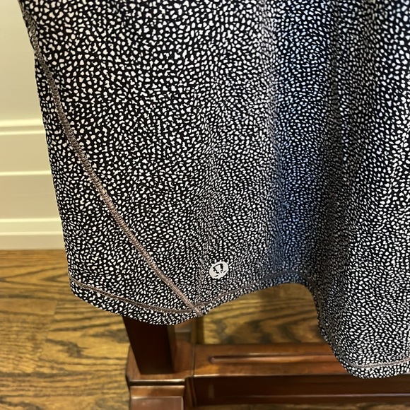 Lululemon Women’s Light Weight Runner Tank top Size 6 black and white print - Picture 3 of 3